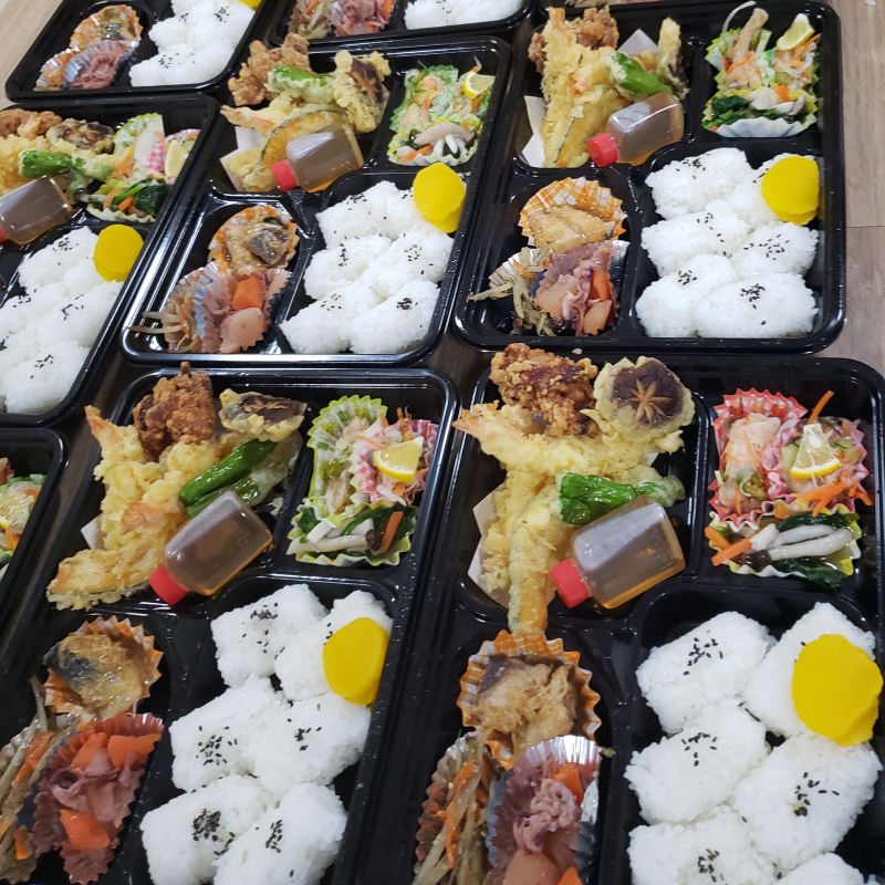 並んだおまかせ弁当